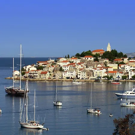 Picturesque In Okrug Gornji By The Casa de Férias *